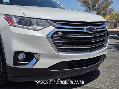 Iridescent Pearl Tricoat 2020 Chevrolet Traverse LT Cloth