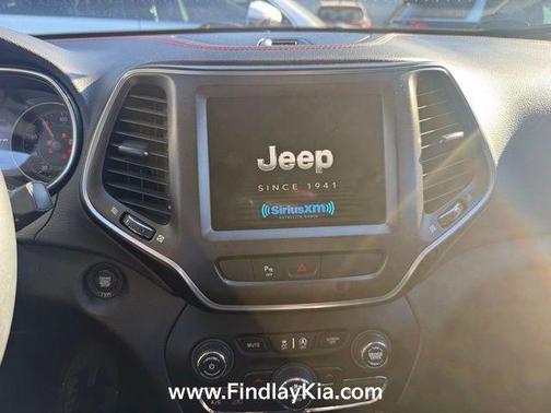 Granite Crystal Metallic Clearcoat 2019 Jeep Cherokee Trailhawk