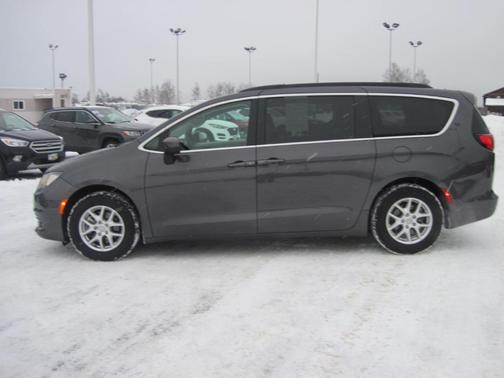 Photo 3 of 16 of 2020 Chrysler Voyager LXI