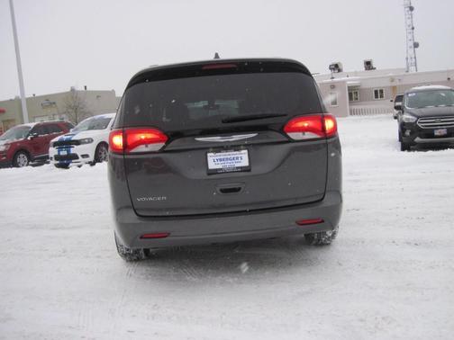 Photo 4 of 16 of 2020 Chrysler Voyager LXI