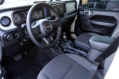 Bright White Clearcoat 2025 Jeep Gladiator Sport