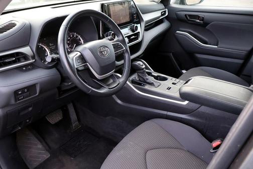 Magnetic Gray Metallic 2024 Toyota Highlander LE