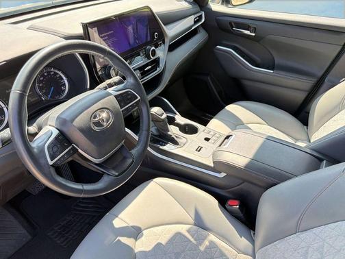 Cement 2023 Toyota Highlander Hybrid XLE
