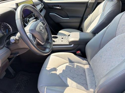 Cement 2023 Toyota Highlander Hybrid XLE