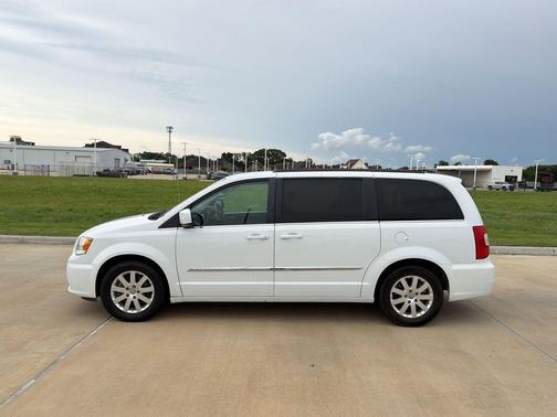 Bright White Clearcoat 2016 Chrysler Town & Country Touring