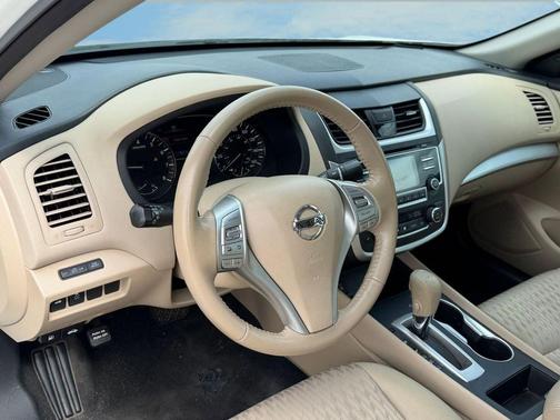 Pearl White 2017 Nissan Altima 2.5 SV