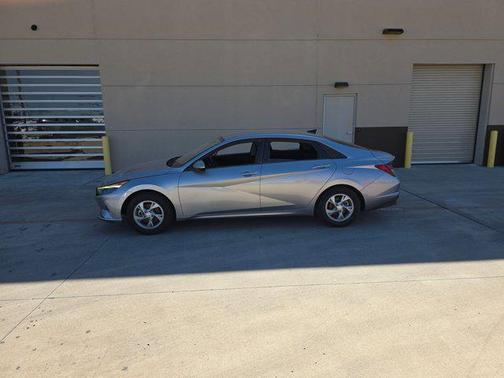 2021 Hyundai ELANTRA SE