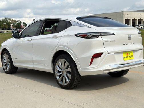 White Frost Tricoat 2025 Buick Envista Avenir FWD