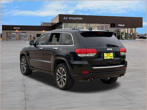Diamond Black Crystal Pearlcoat 2017 Jeep Grand Cherokee Overland