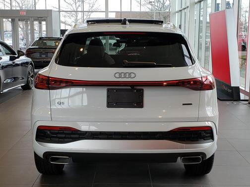 Glacier White Metallic 2025 Audi Q5 Premium Plus TFSI quattro S tronic