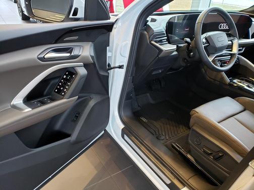 Glacier White Metallic 2025 Audi Q5 Premium Plus TFSI quattro S tronic