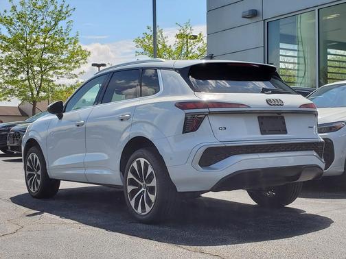 Glacier White Metallic 2026 Audi Q3 TFSI quattro S tronic