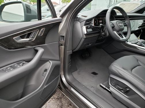 Samurai Gray Metallic 2026 Audi Q7 45 Premium