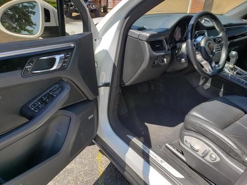 White 2017 Porsche Macan Macan