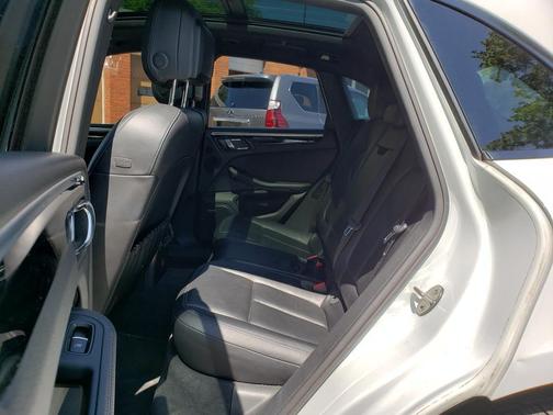 White 2017 Porsche Macan Macan