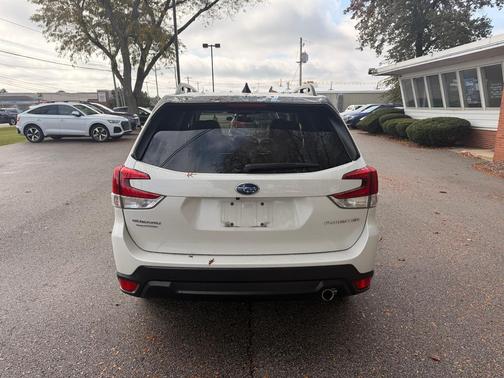 Crystal White Pearl 2024 Subaru Forester Limited
