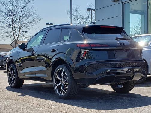 Mythos Black Metallic 2026 Audi Q3 TFSI quattro S tronic