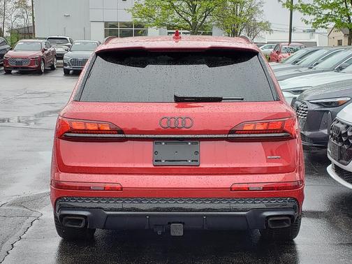 Chili Red Metallic 2026 Audi Q7 55 Prestige
