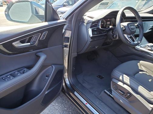 Daytona Gray Pearl Effect 2026 Audi Q8 55 Premium Plus