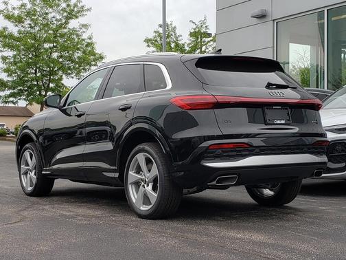 Mythos Black Metallic 2026 Audi Q5 Premium Plus TFSI quattro S tronic