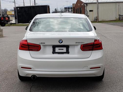Alpine White 2018 BMW 320 i