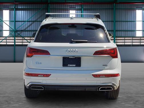 Glacier White Metallic 2023 Audi Q5 45 S line Premium