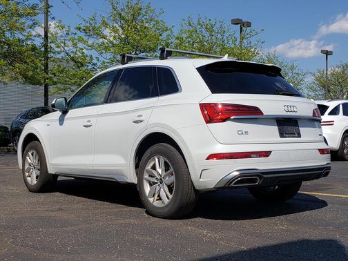 Glacier White Metallic 2023 Audi Q5 45 S line Premium