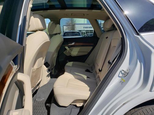 Glacier White Metallic 2023 Audi Q5 45 S line Premium