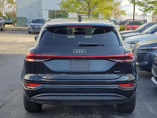 Mythos Black Metallic 2027 Audi Q6 e-tron Premium