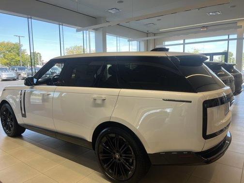 2025 Land Rover Range Rover P530 SE 7 Seat