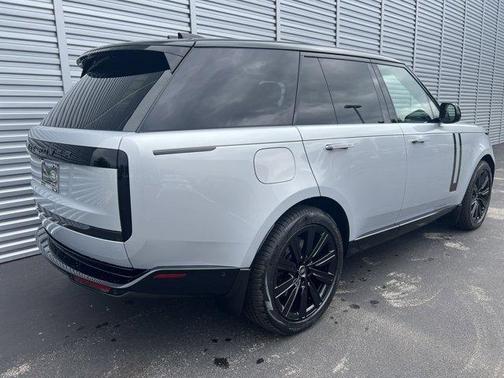 2025 Land Rover Range Rover P550e Autobiography