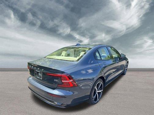 2024 Volvo S60 B5 Plus Dark Theme
