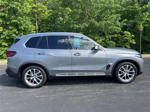 Gray Metallic 2024 BMW X5 xDrive40i