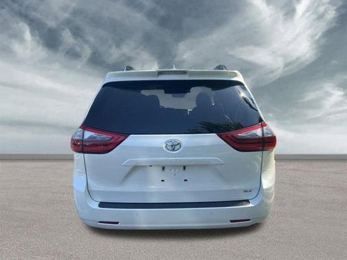 2020 Toyota Sienna XLE Premium