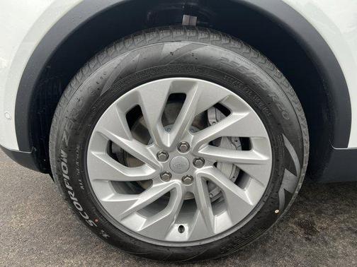 Fuji White 2026 Land Rover Discovery S