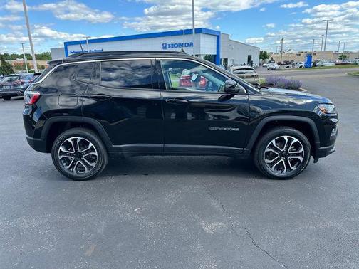 Diamond Black Crystal Pearlcoat 2022 Jeep Compass Limited