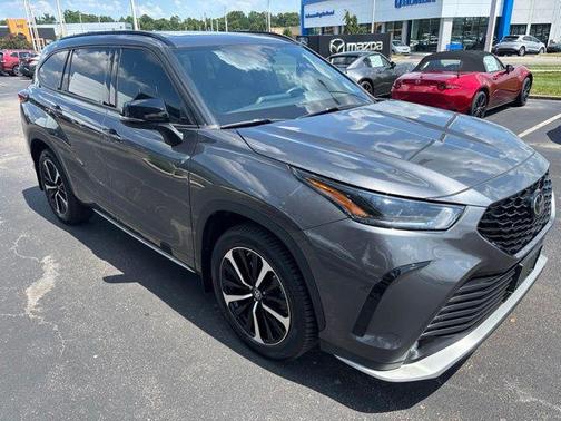 Magnetic Gray Metallic 2022 Toyota Highlander XSE