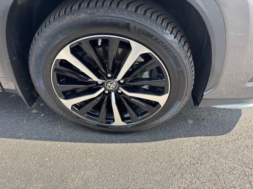 Magnetic Gray Metallic 2022 Toyota Highlander XSE