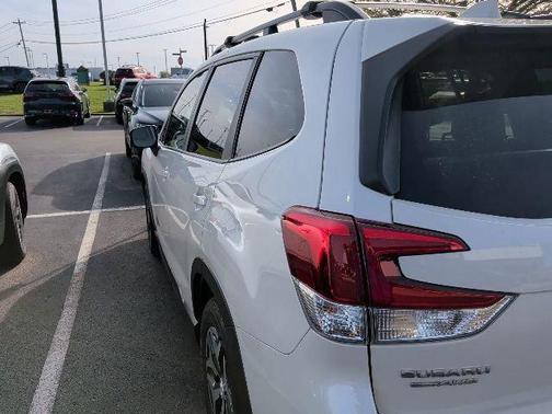 Crystal White Pearl 2019 Subaru Forester Premium