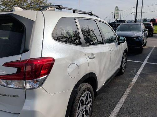 Crystal White Pearl 2019 Subaru Forester Premium