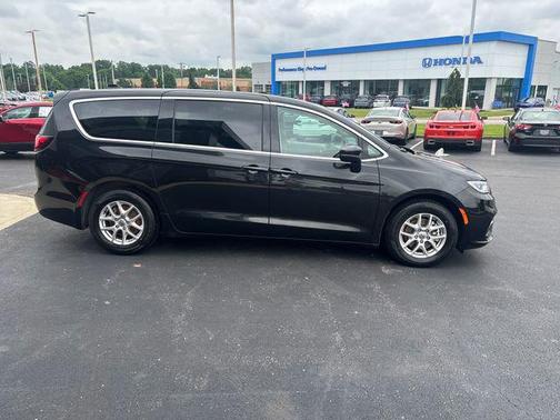 Brilliant Black Crystal Pearlcoat 2023 Chrysler Pacifica Touring L