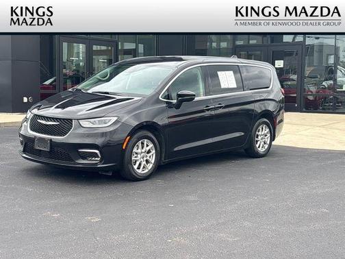Brilliant Black Crystal Pearlcoat 2023 Chrysler Pacifica Touring L