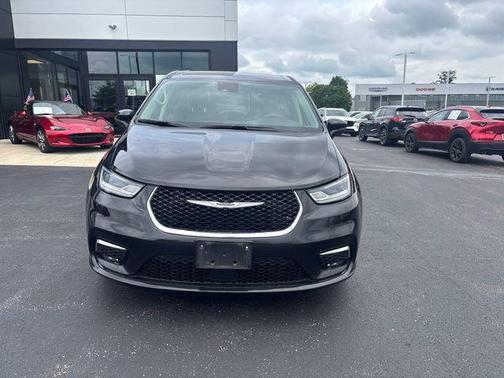 Brilliant Black Crystal Pearlcoat 2023 Chrysler Pacifica Touring L