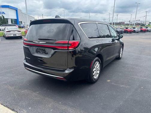 Brilliant Black Crystal Pearlcoat 2023 Chrysler Pacifica Touring L