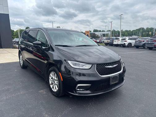 Brilliant Black Crystal Pearlcoat 2023 Chrysler Pacifica Touring L