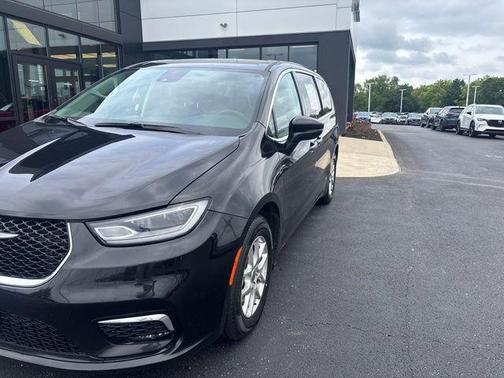Brilliant Black Crystal Pearlcoat 2023 Chrysler Pacifica Touring L
