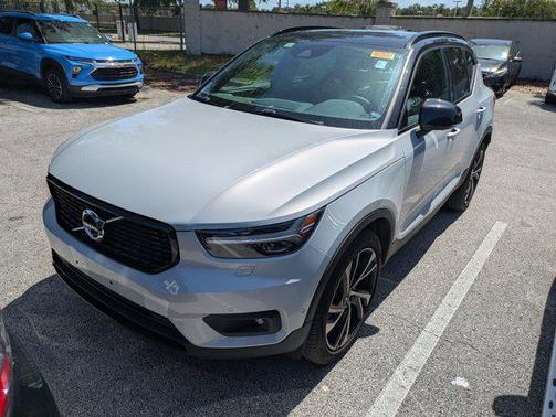 2022 Volvo XC40 T5 R-Design