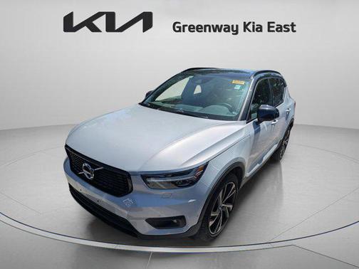 2022 Volvo XC40 T5 R-Design