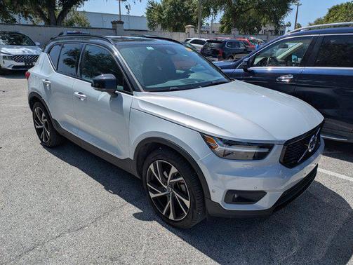 2022 Volvo XC40 T5 R-Design