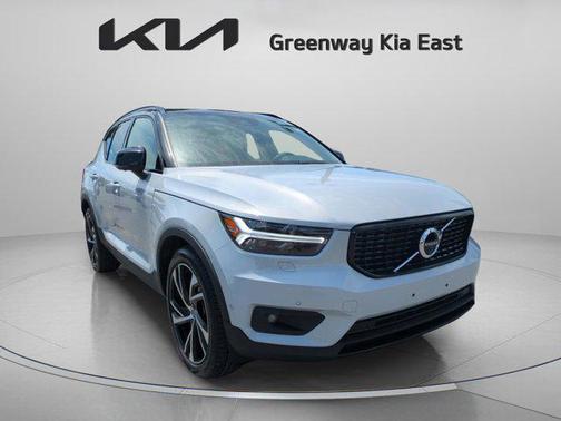 2022 Volvo XC40 T5 R-Design